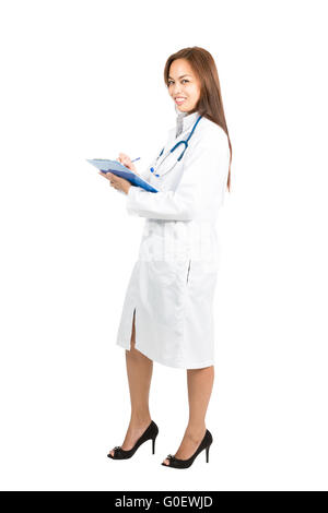 Weibliche asiatische Arzt lächelnd schreiben Seite bei voller Stockfoto