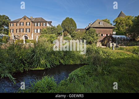 Fluss Schwalm mit Mühle und Burg in Brueggen Stockfoto