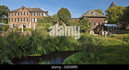 Fluss Schwalm mit Mühle und Burg in Brueggen Stockfoto