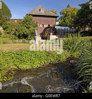 Fluss Schwalm mit Mühle und Burg in Brueggen Stockfoto