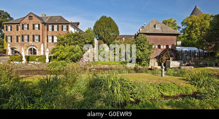 Fluss Schwalm mit Mühle und Burg in Brueggen Stockfoto