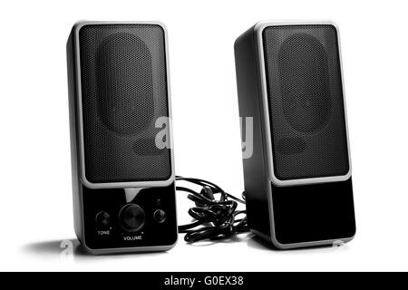 Zwei Lautsprecher, die isoliert auf weißem Hintergrund schwarz Stockfoto
