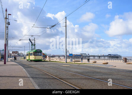 Abschleppen Auto 680 Reisen entlang der Strandpromenade in Blackpool, Lancashire, UK als Teil eines Erbes Straßenbahn Wochenende Stockfoto