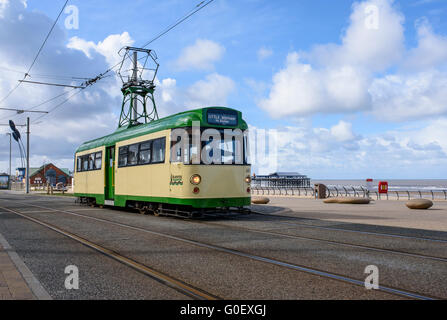 Abschleppen Auto 680 Reisen entlang der Strandpromenade in Blackpool, Lancashire, UK als Teil eines Erbes Straßenbahn Wochenende Stockfoto