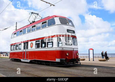 Vintage Straßenbahn fährt entlang der Strandpromenade in Blackpool, Lancashire, UK als Teil eines Erbes Straßenbahn Wochenende Stockfoto