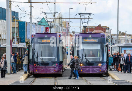 Paar von modernen Blackpool Straßenbahn an einer Station an der Strandpromenade mit Passagieren Stockfoto