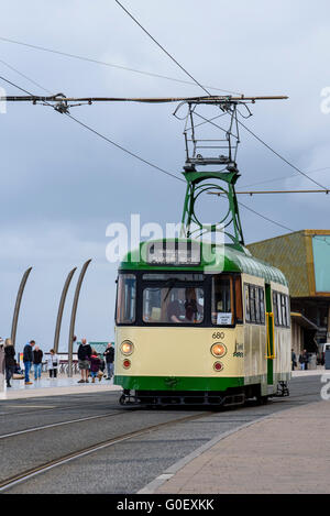 Abschleppen Auto 680 Reisen entlang der Strandpromenade in Blackpool, Lancashire, UK als Teil eines Erbes Straßenbahn Wochenende Stockfoto