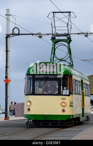 Abschleppen Auto 680 Reisen entlang der Strandpromenade in Blackpool, Lancashire, UK als Teil eines Erbes Straßenbahn Wochenende Stockfoto