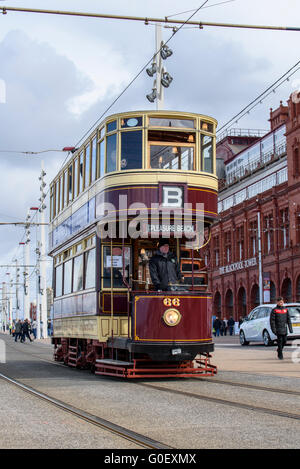 Die Schraubeder 66 Vintage Straßenbahn fährt entlang der Strandpromenade in Blackpool, Lancashire, UK als Teil eines Erbes Straßenbahn Wochenende Stockfoto