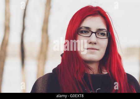 rothaarige Frau stand in der Nähe des Flusses Stockfoto