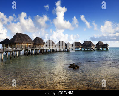 Typische polynesische Landschaft - kleine Häuser auf wate Stockfoto