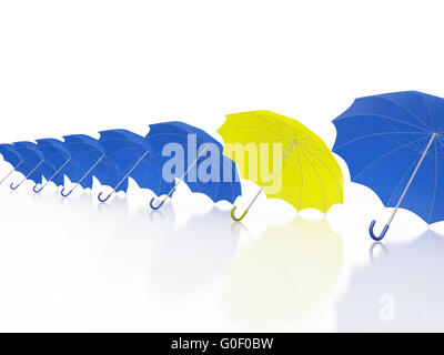 Ein Yellow Umbrella in Zeile der blauen Schirme Stockfoto