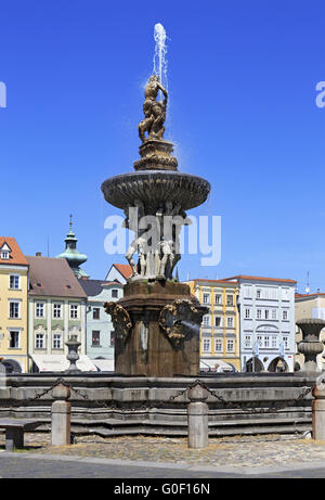 Brunnen auf dem Platz im historischen Zentrum von Ceske Budejovice. Stockfoto