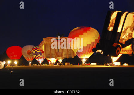 Night Glow auf dem Ballon-Segel Stockfoto