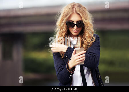 Mode-Business-Frau auf dem Handy anrufen Stockfoto