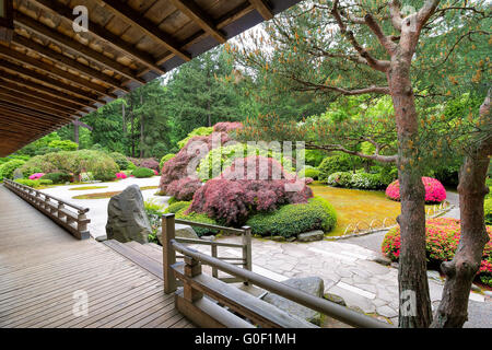 Japanische Wohnung Garten Aussicht von der Veranda des Pavillons im Frühjahr Stockfoto