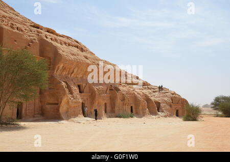 Gräber in roten Felsen, archäologische Seite in Wüstenlandschaft geschnitten, Stockfoto