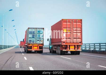 Container-Truck auf der Brücke Stockfoto