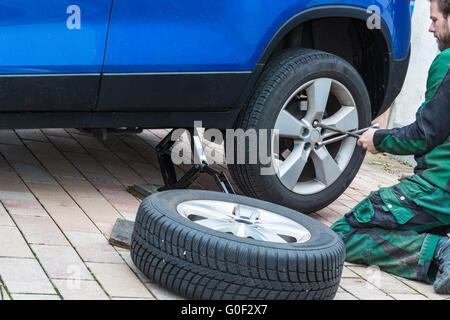 Sommerreifen gegen Winterreifen ersetzen Stockfoto