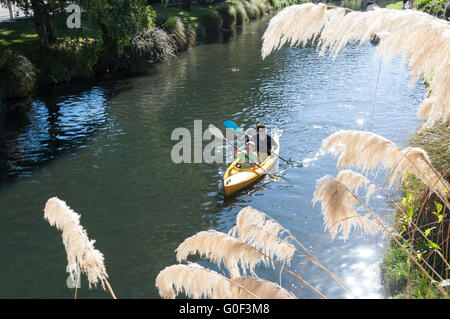 Mutter und Sohn Kajak am Fluss Avon, Christchurch, Canterbury, Südinsel, Neuseeland Stockfoto