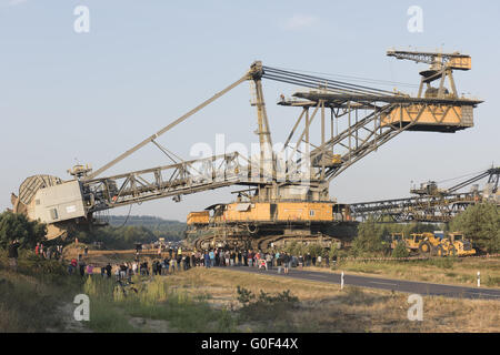 Schaufelrad Bagger überqueren eine Landstraße Stockfoto