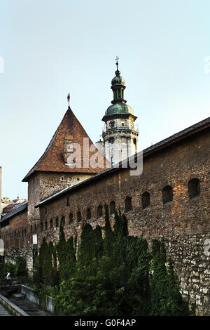 Hlyniany Tor und Glockenturm der Bernhardiner-Kloster in Lemberg Stockfoto