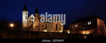 Das Kloster unserer lieben Frau in Magdeburg in der Nacht Stockfoto