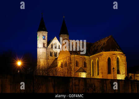 Das Kloster unserer lieben Frau in Magdeburg in der Nacht Stockfoto