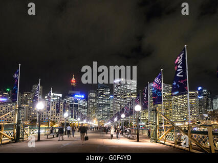 Pyrmont Bridge bei Nacht, Darling Harbour, Sydney, New South Wales, Australien Stockfoto