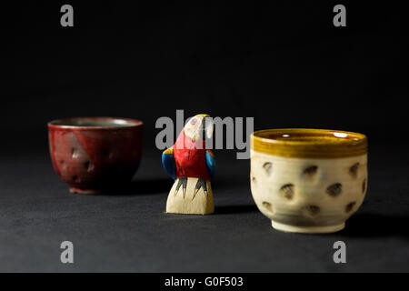 Papagei aus Holz und Keramik-Becher Stockfoto