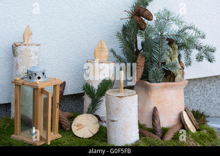 winterliche Außendekoration neben Hauseingang Stockfoto