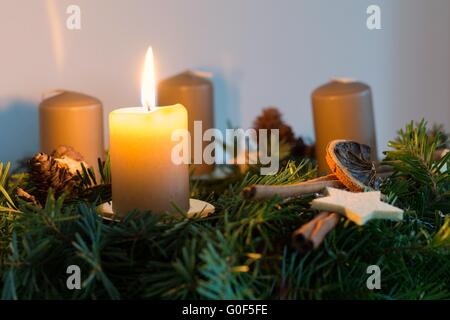 brennt die erste Kerze am Adventskranz dekoriert Stockfoto