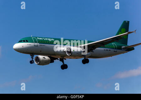 Flugzeug Airbus A320 Aer Lingus Regionalflugzeug nähert sich einer Landung Prag, Tschechische Republik Reiseziel Aer Lingus Fluggesellschaft Stockfoto