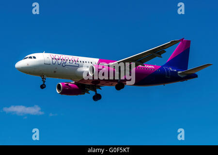 Die Billigfluggesellschaft Wizz Air Plane Airbus A320 landet in Prag, Tschechien Stockfoto