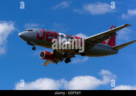 Flugzeug Boeing 737 Jet2 Landung am Flughafen Prag. Tschechische Republik, Europa Stockfoto