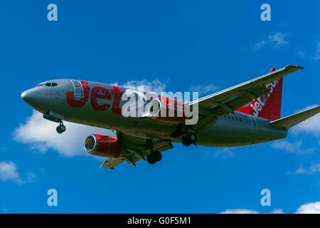 Flugzeug Boeing 737 Jet2 Landung am Flughafen Prag. Tschechische Republik, Europa Stockfoto