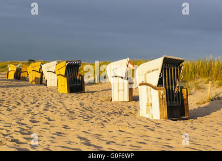 Liegestühle am Strand Stockfoto