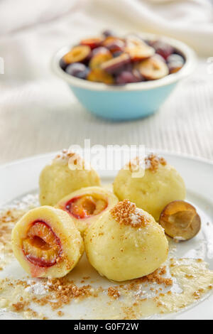 Plum Kartoffelknödel garniert mit gebratenen Semmelbrösel mit zerlassener butter Stockfoto