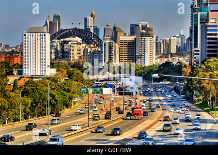 Zwiesprache Autoverkehr während der Hauptverkehrszeit im belebten Zentrum von Sydney. Multi-Lane-Autobahn zwischen Türmen der modernen Architektur Stockfoto