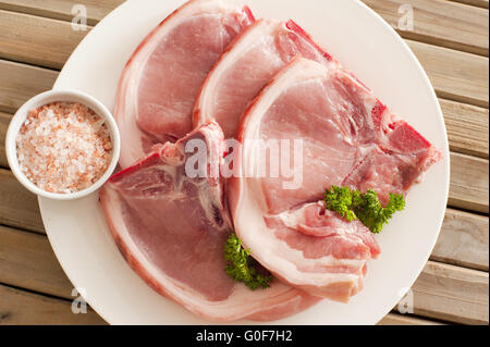 Rohes Schweinefleisch Schnitzel mit ihrer Rinde Stockfoto