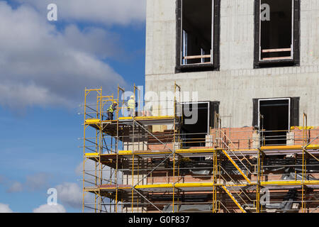 Bauarbeiter auf Gerüste - Gebäude Fassade Baustelle Stockfoto