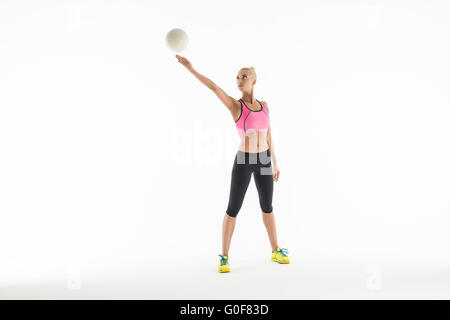 Rhythmischen Sportgymnastik Übung mit Ball im Studio. Stockfoto