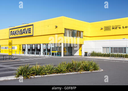 Leeren Parkplatz und blauer Himmel, Pak n Save Supermarkt, North Town, Timaru, South Canterbury, Neuseeland Stockfoto