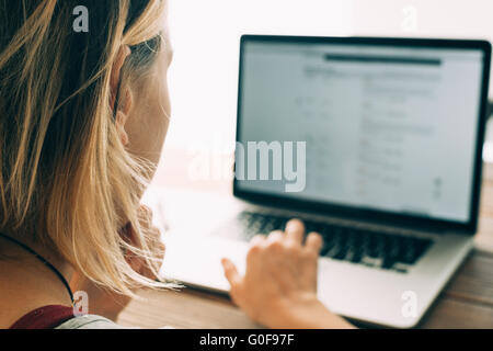 Frau mit Laptop arbeiten auf Holz Schreibtisch platziert Stockfoto