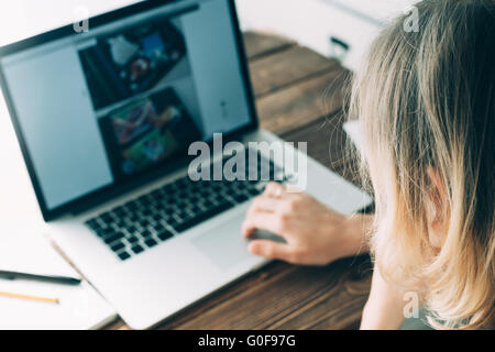 Frau mit Laptop arbeiten auf Holz Schreibtisch platziert Stockfoto