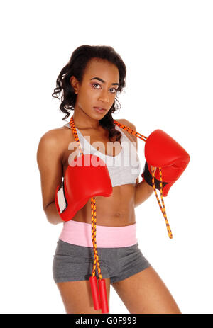 Sportliche Frau mit Seil, tragen Boxhandschuhe. Stockfoto