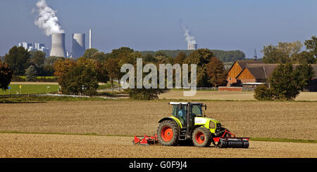 Traktor vor dem Kraftwerk Westfalen Stockfoto
