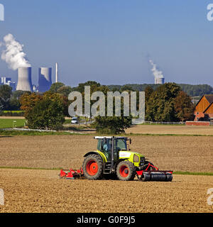 Traktor vor dem Kraftwerk Westfalen Stockfoto