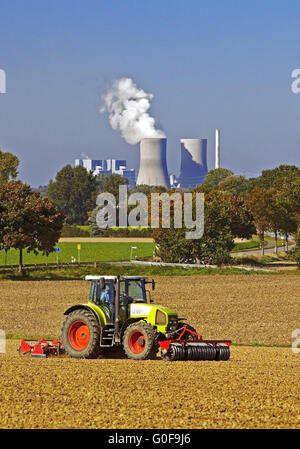 Traktor vor dem Kraftwerk Westfalen Stockfoto