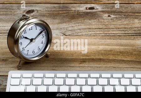 Rustikale Holz Desktop Retro-Uhr mit Tastatur Stockfoto